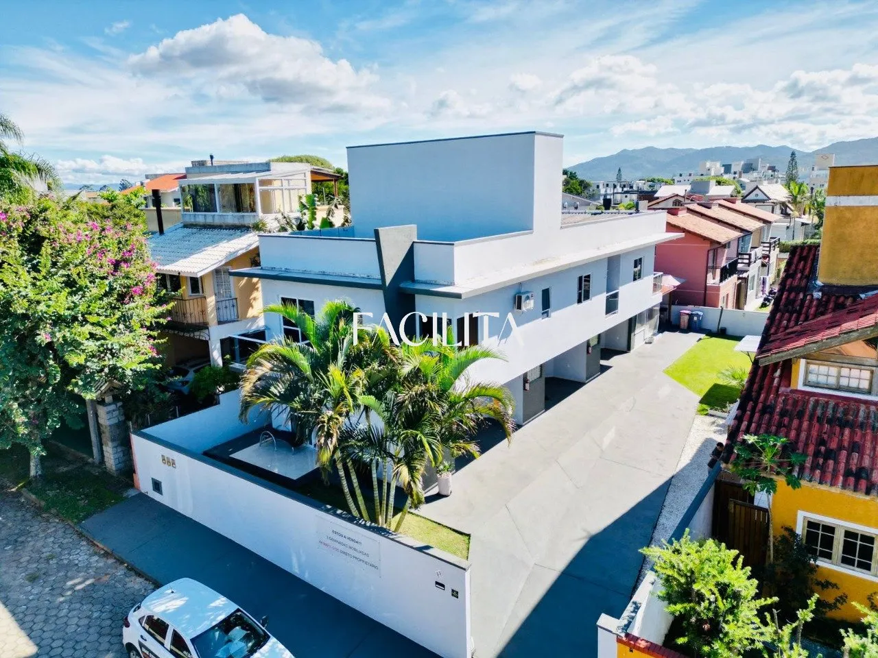 Furnished house with 2 en-suite bedrooms and 1 space