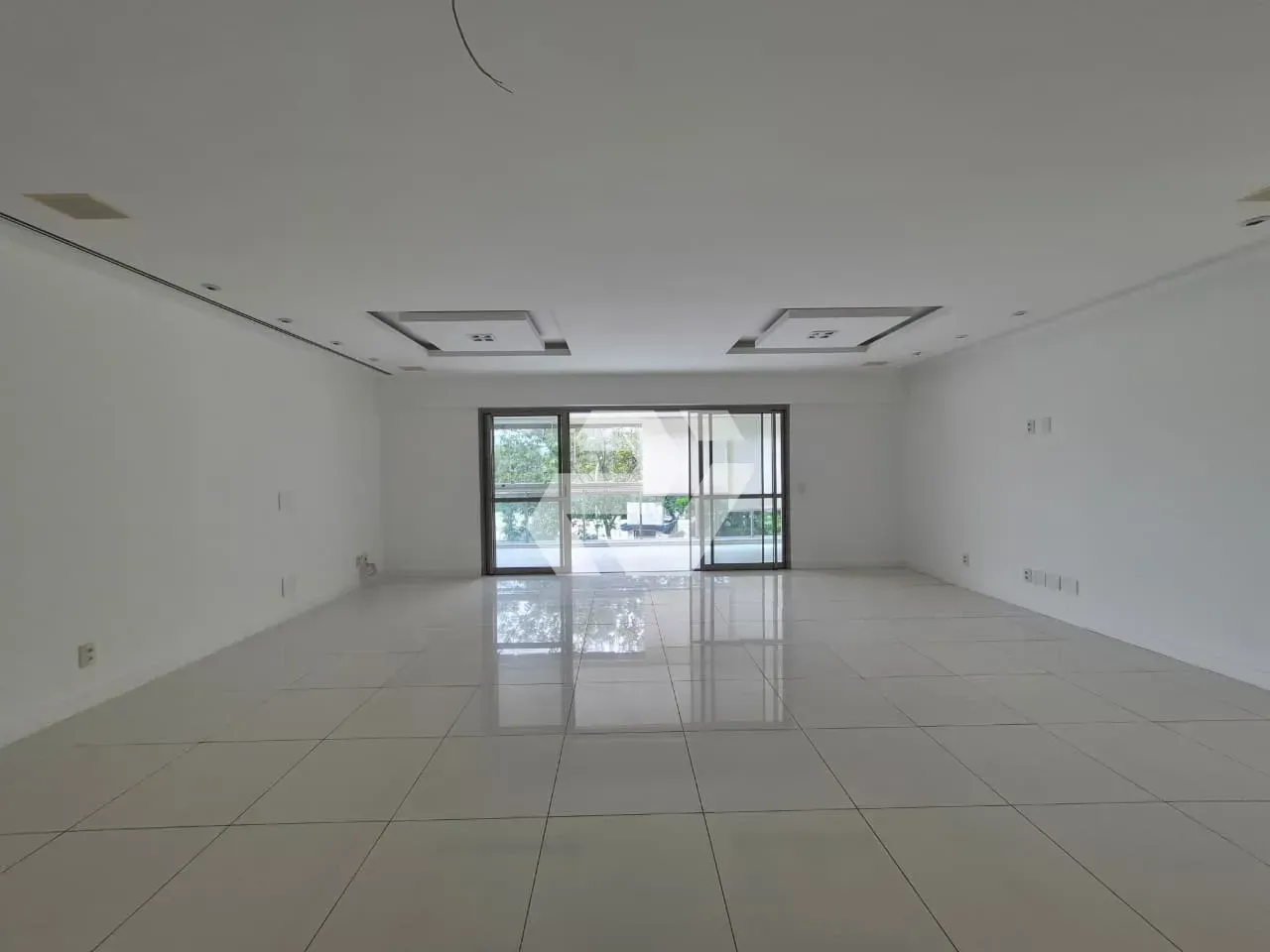 4-bedroom apartment with an enclosed glass balcony — photo 4