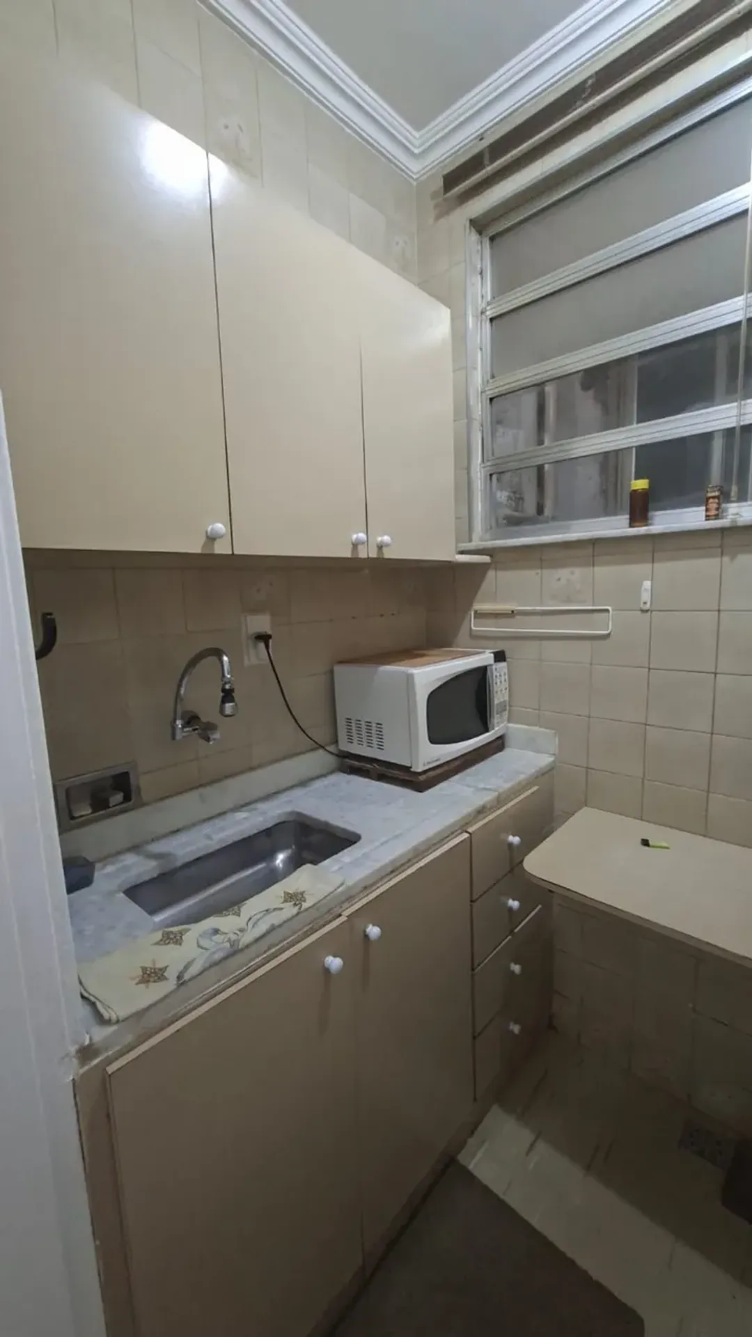 One-bedroom apartment with wood or laminate floors — photo 6