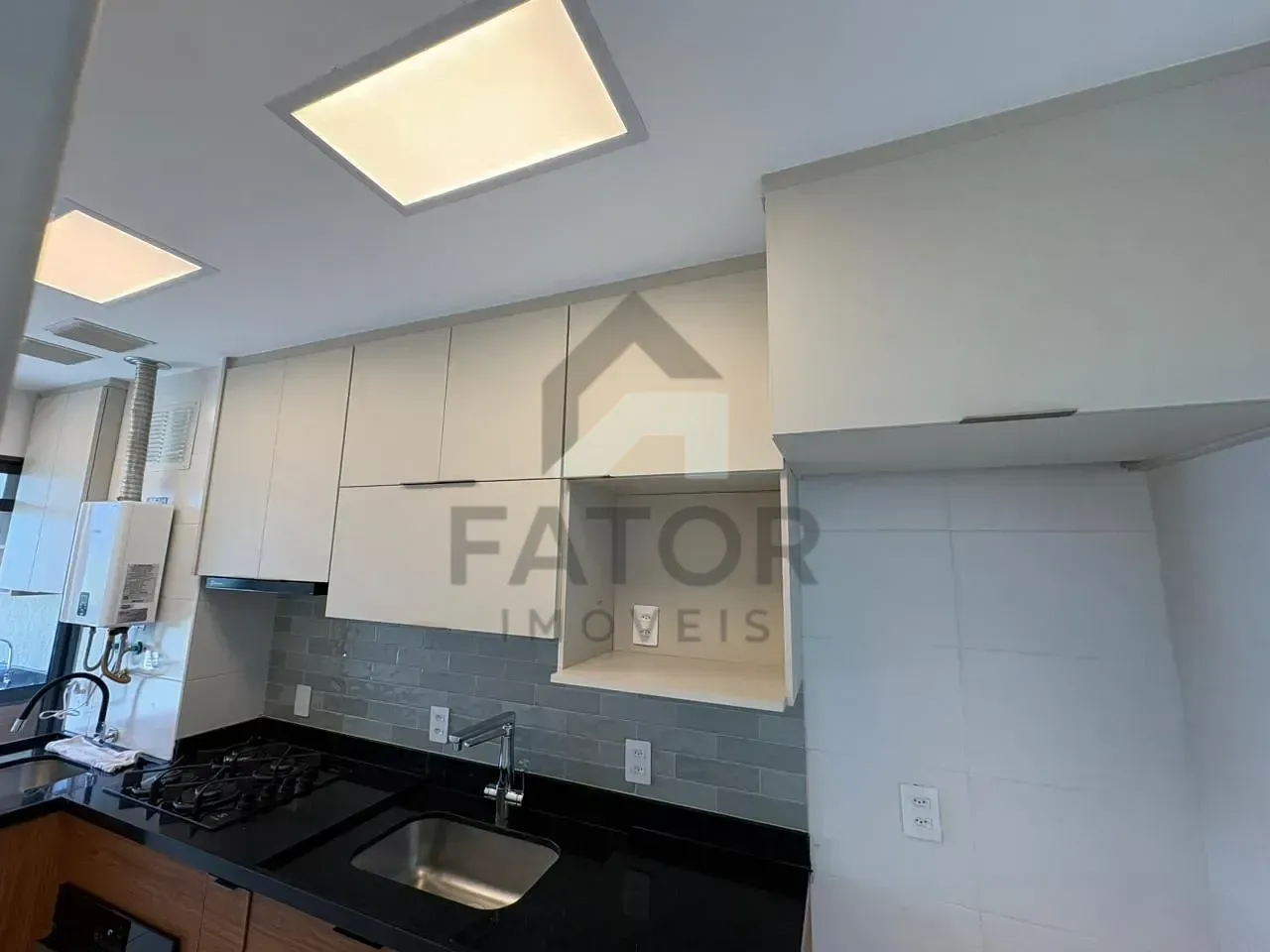 Apartamento com 3 quartos e varanda fechada de vidro — photo 3