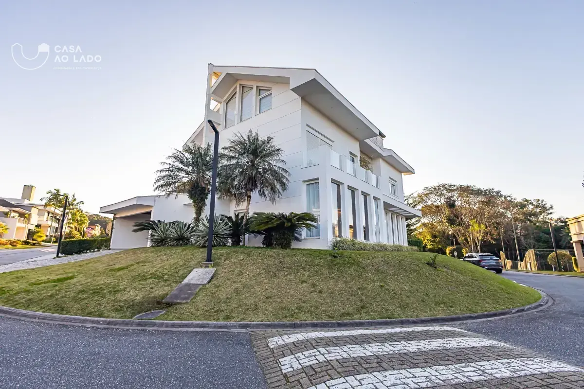 House with 629 m², 4 bedrooms and a balcony — photo 52