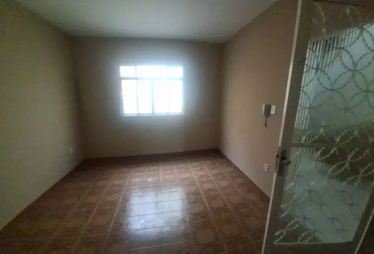 Apartamento sem mobília com 2 quartos e piso de cerâmica — photo 2