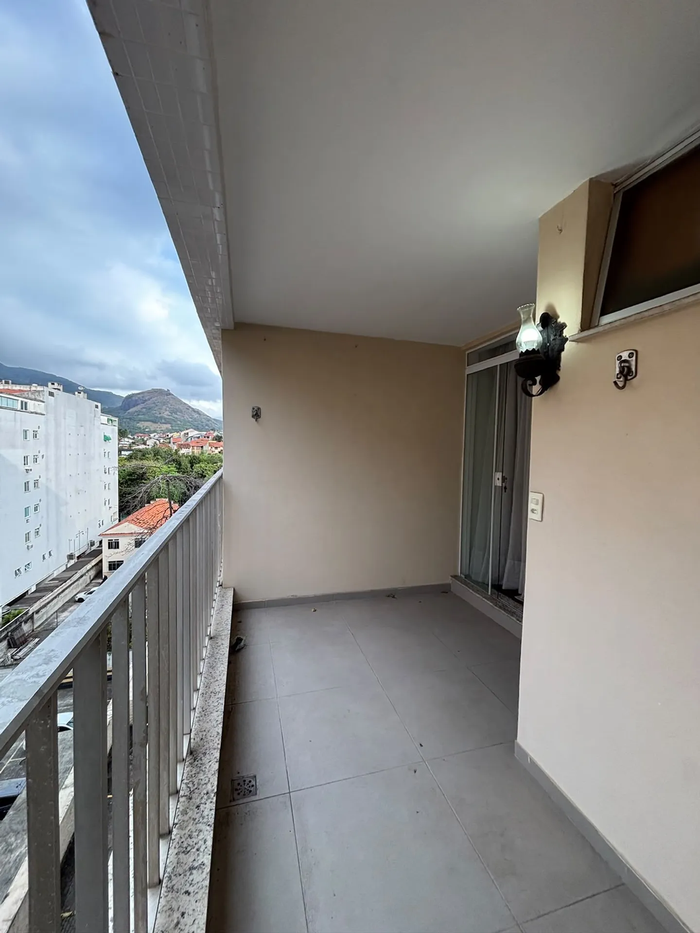 One-bedroom apartment with a mountain view — photo 9