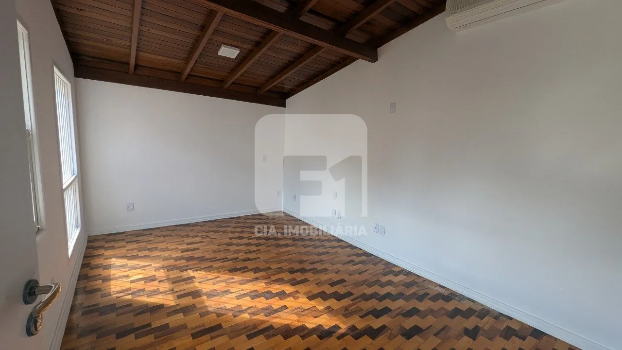 House with 6 bedrooms, en-suite and parking for 6 — photo 3