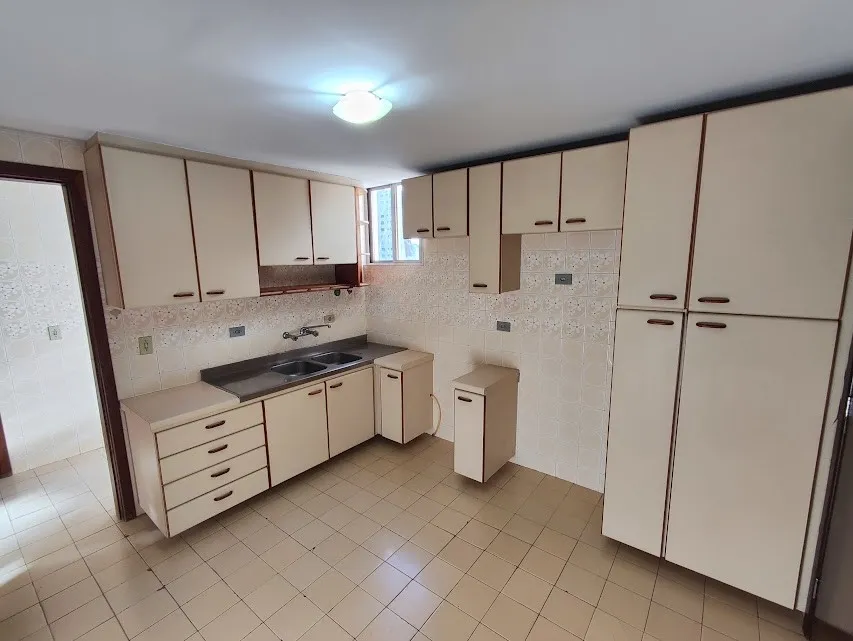 2-bedroom apartment with wood or laminate floors in Curitiba — photo 2
