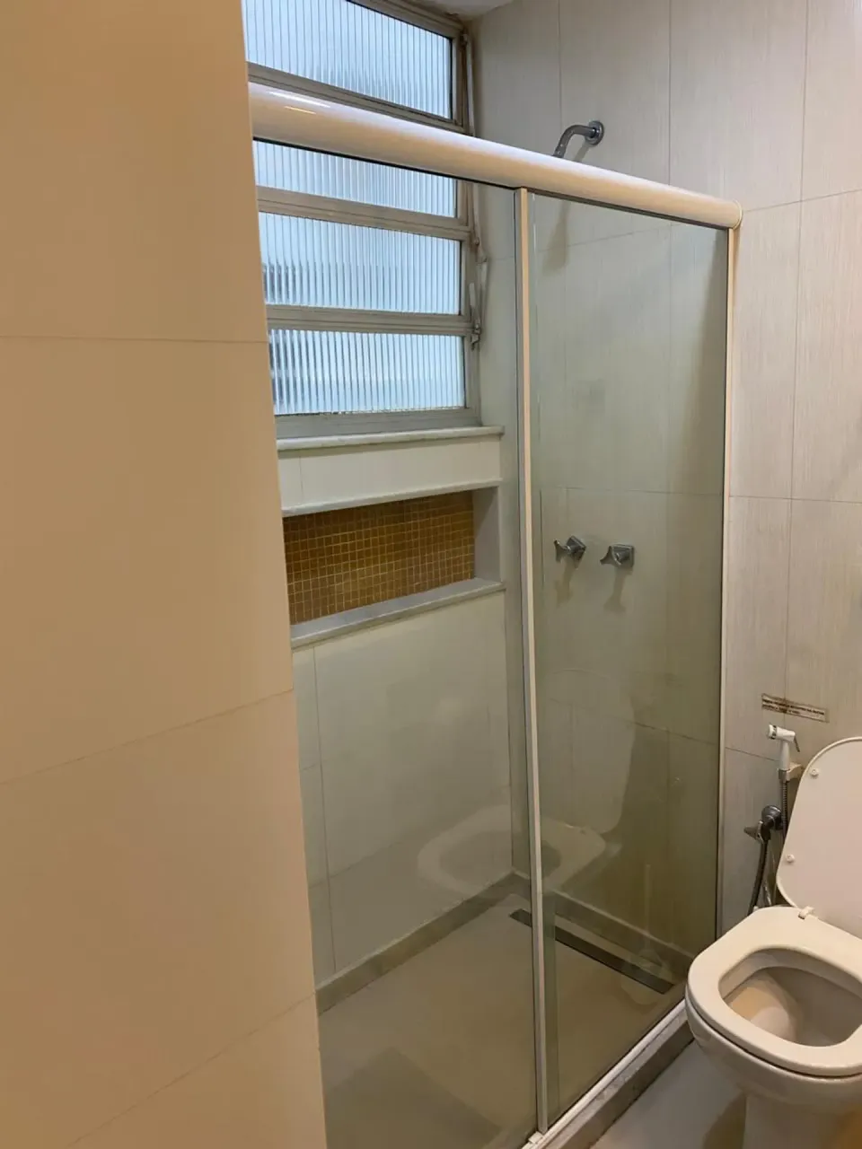 Furnished apartment with glass shower and electric showerhead — photo 11