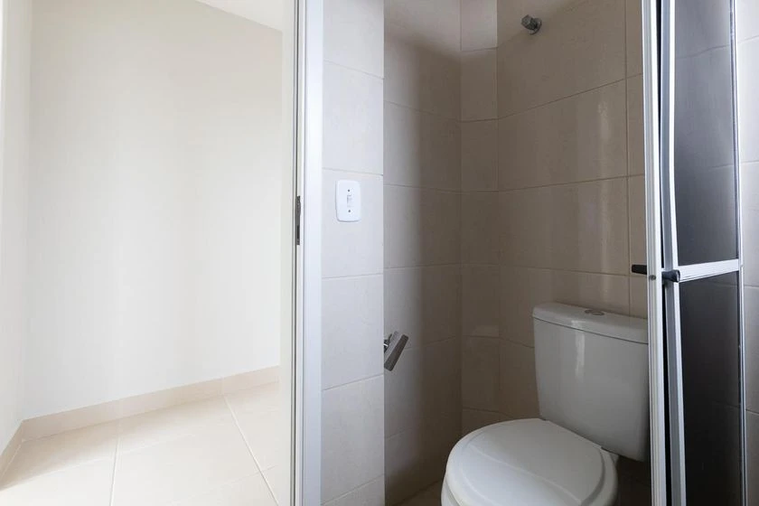 1-bedroom apartment with balcony and glass shower — photo 5