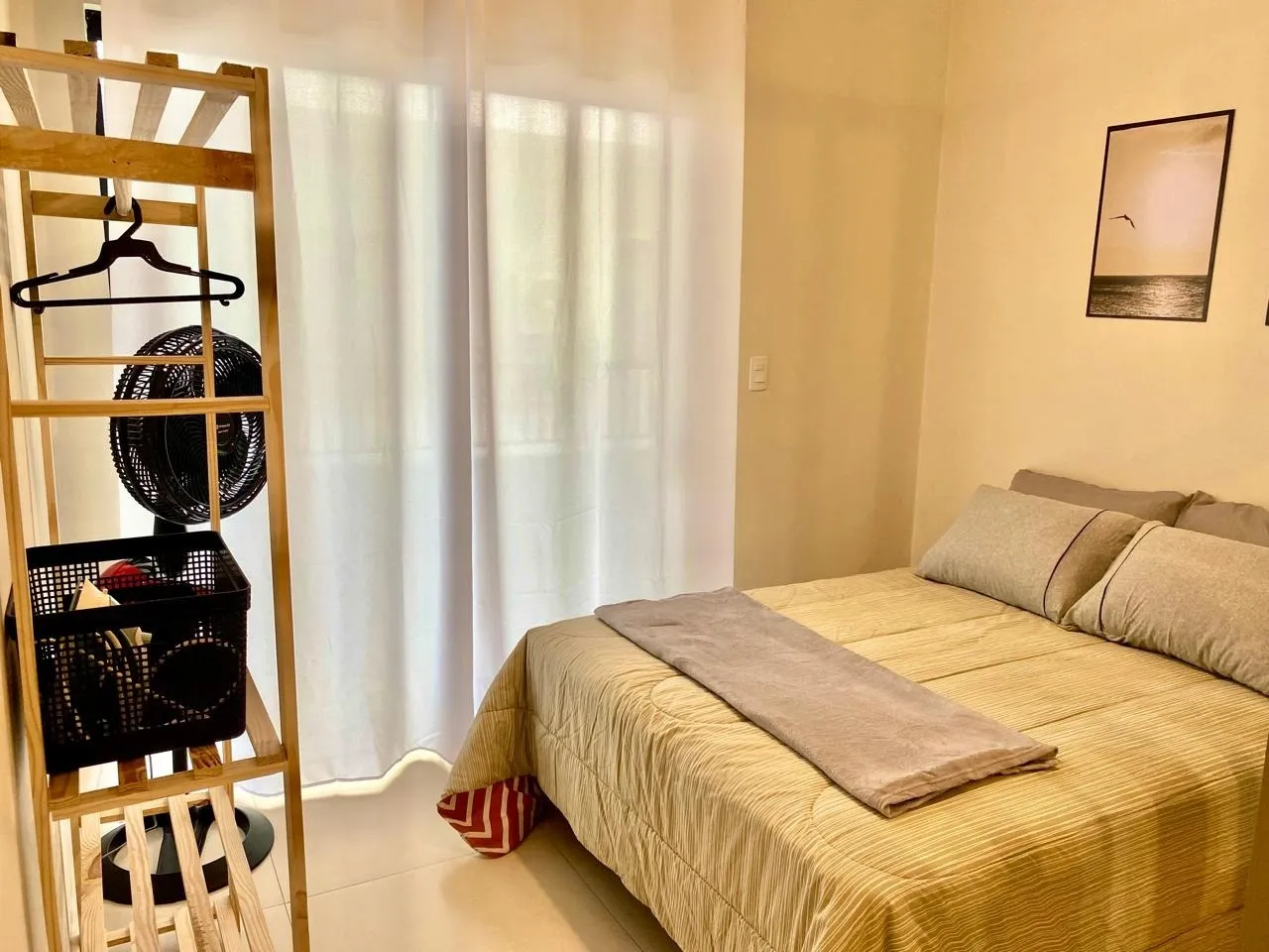 Furnished 1-bedroom apartment with open-plan kitchen — photo 21