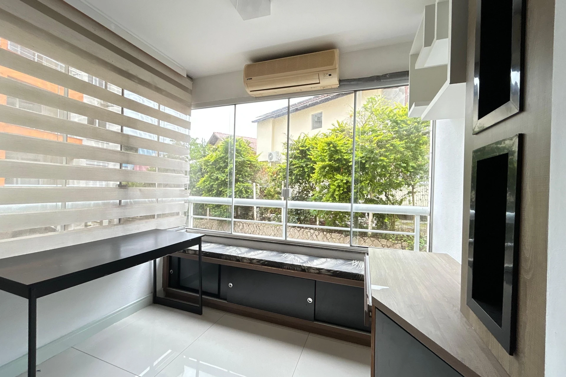 Glass-enclosed balcony in a 3-bedroom apartment, 108 m² — photo 9