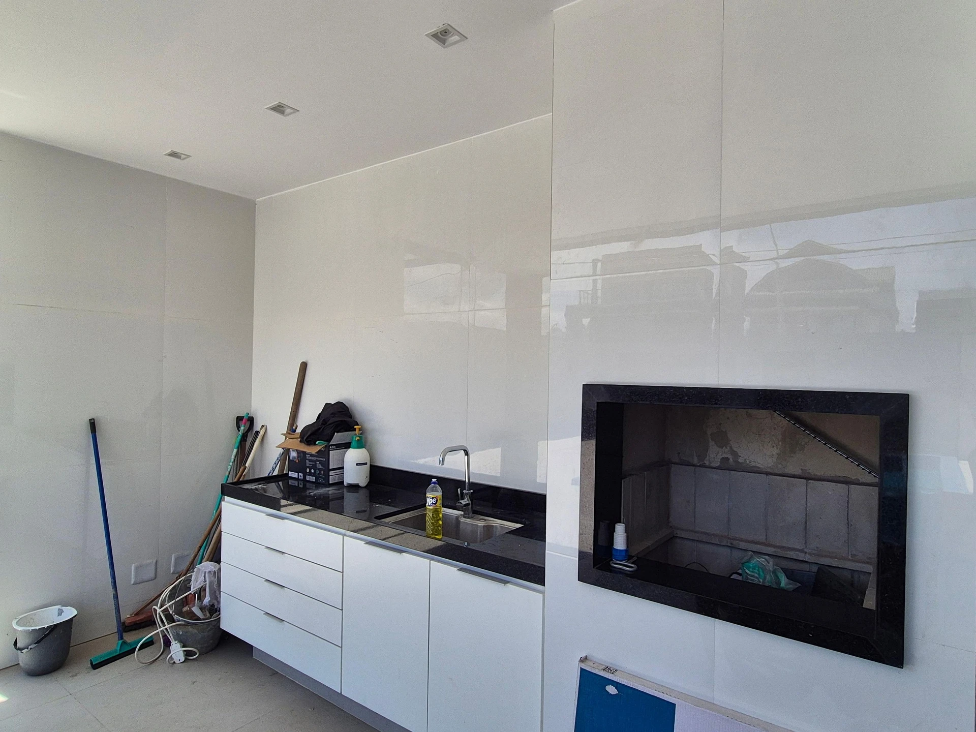 Ventanales de piso a techo y 5 dormitorios: casa de 403 m² — photo 2