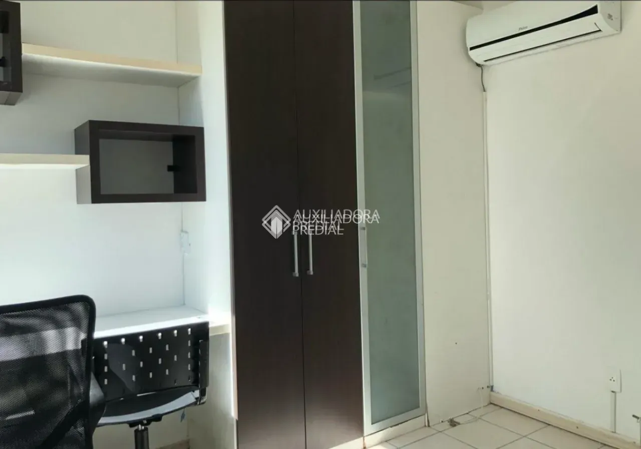 Glass-enclosed balcony in a 2-bedroom apartment, 72 m² — photo 9
