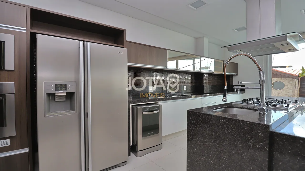 House of 310 m² with 3 en-suite bedrooms and private BBQ — photo 9