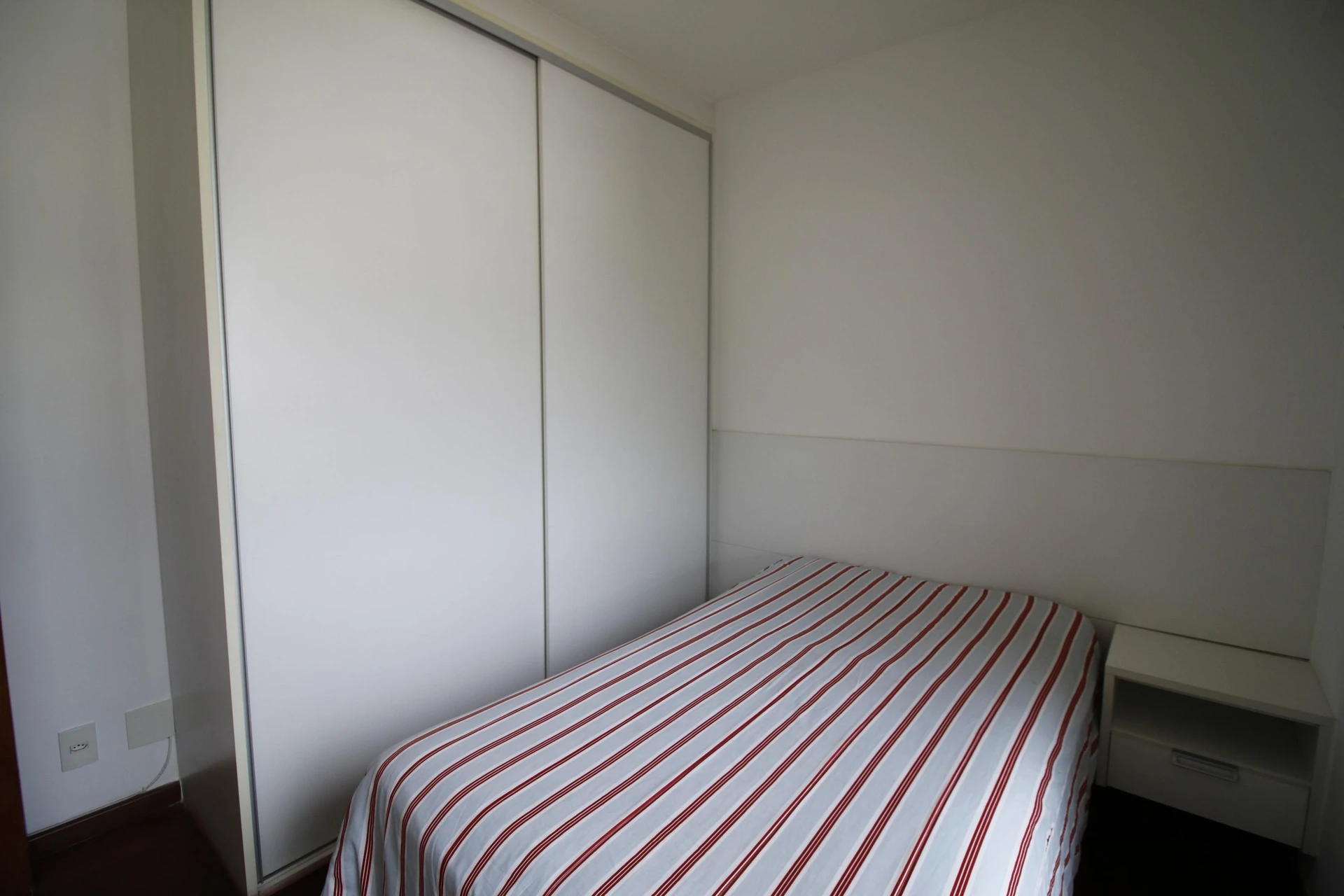 Balcony with a grill in a 4-bedroom apartment, 172 m² — photo 14