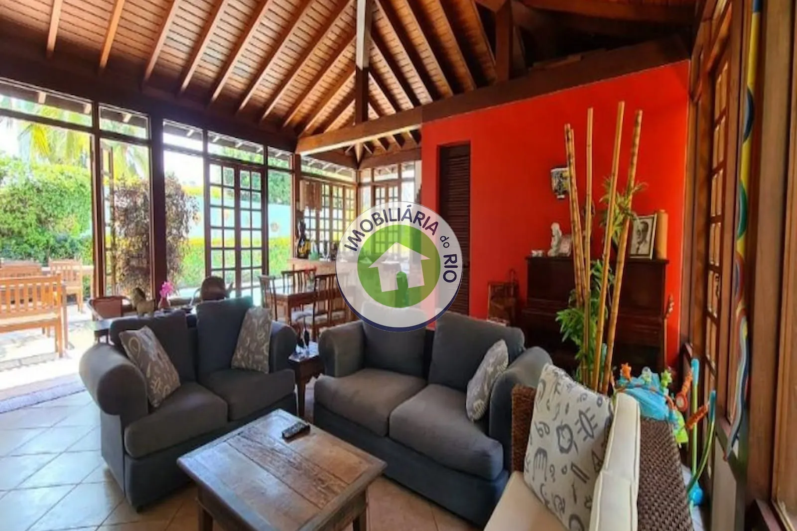 House with a balcony, 5 bedrooms and 5 bathrooms — photo 26