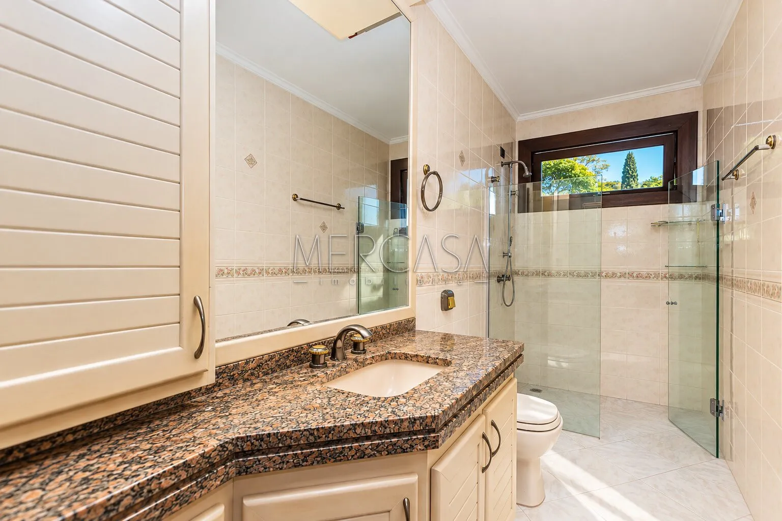 3-bedroom house with a bathtub in Curitiba — photo 12