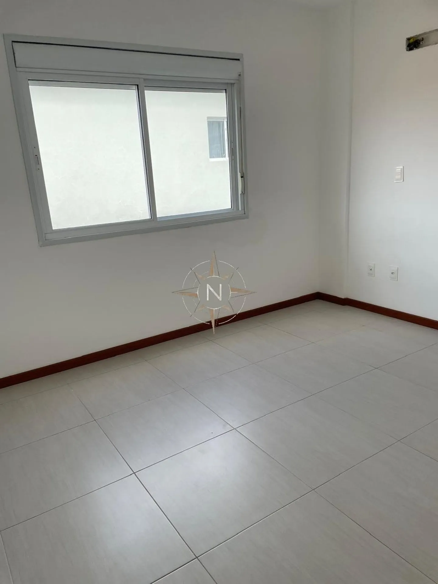 Balcony with a grill in a 2-bedroom apartment, 81 m² — photo 11