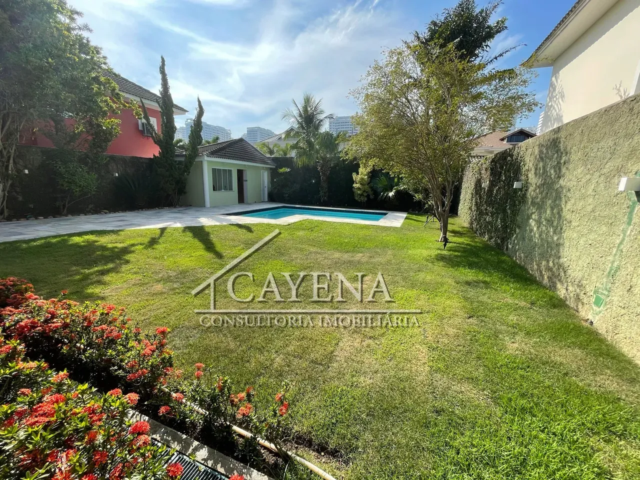 4 quartos e banheira: casa de 650 m² — photo 4