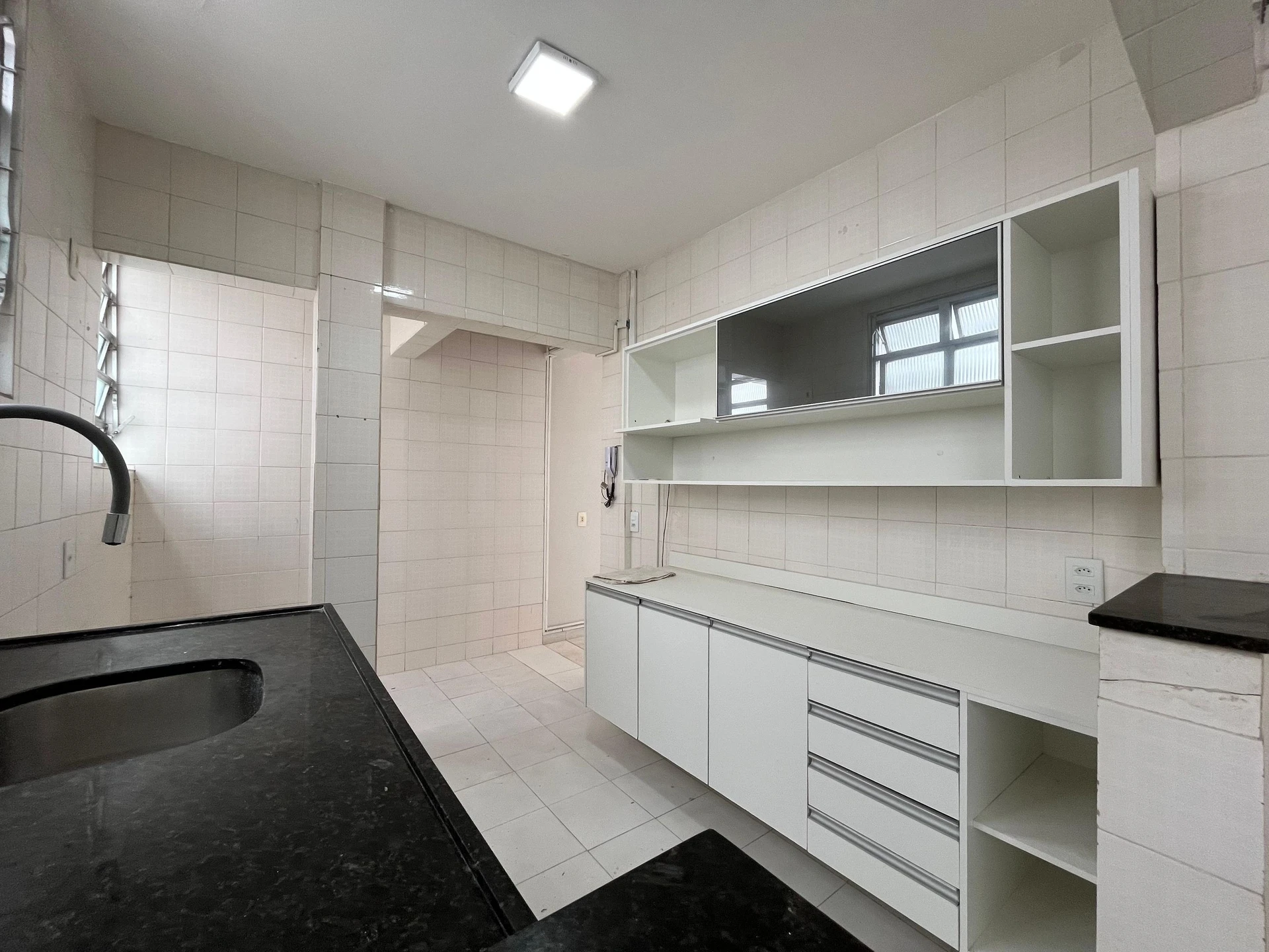 Bathtub in a 2-bedroom apartment, 170 m² — photo 21