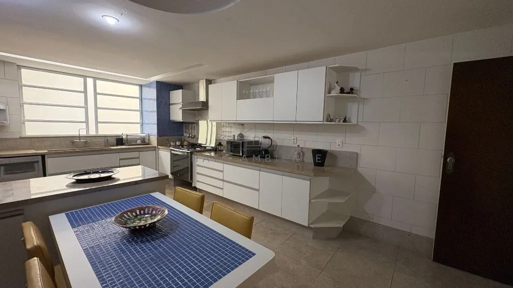 4-bedroom apartment with 4 bathrooms and 350 m² — photo 35