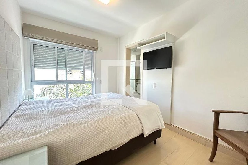 Furnished apartment, 196 m², with a glass-enclosed balcony — photo 27