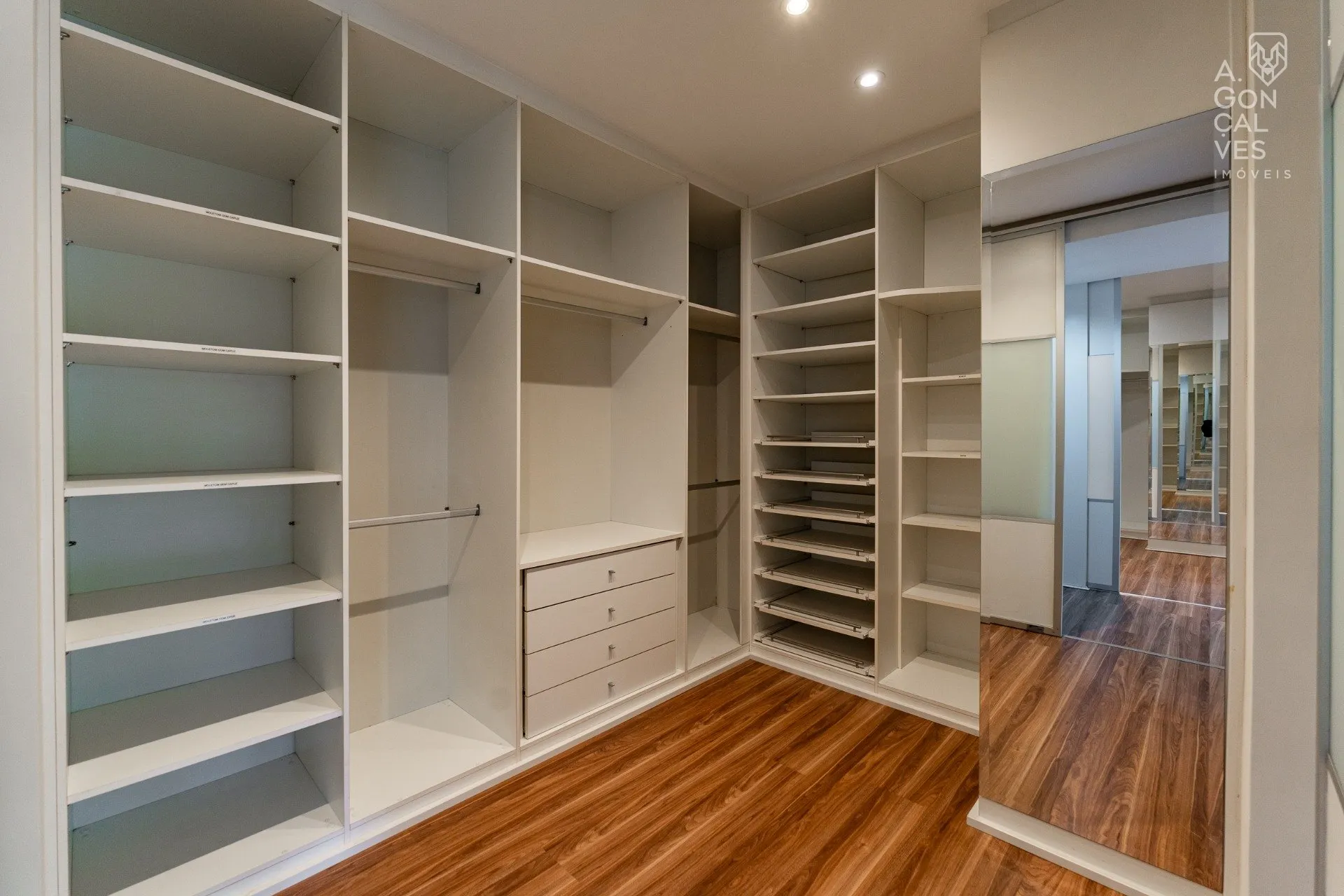 Unfurnished house with 4 bedrooms and 5 bathrooms — photo 14