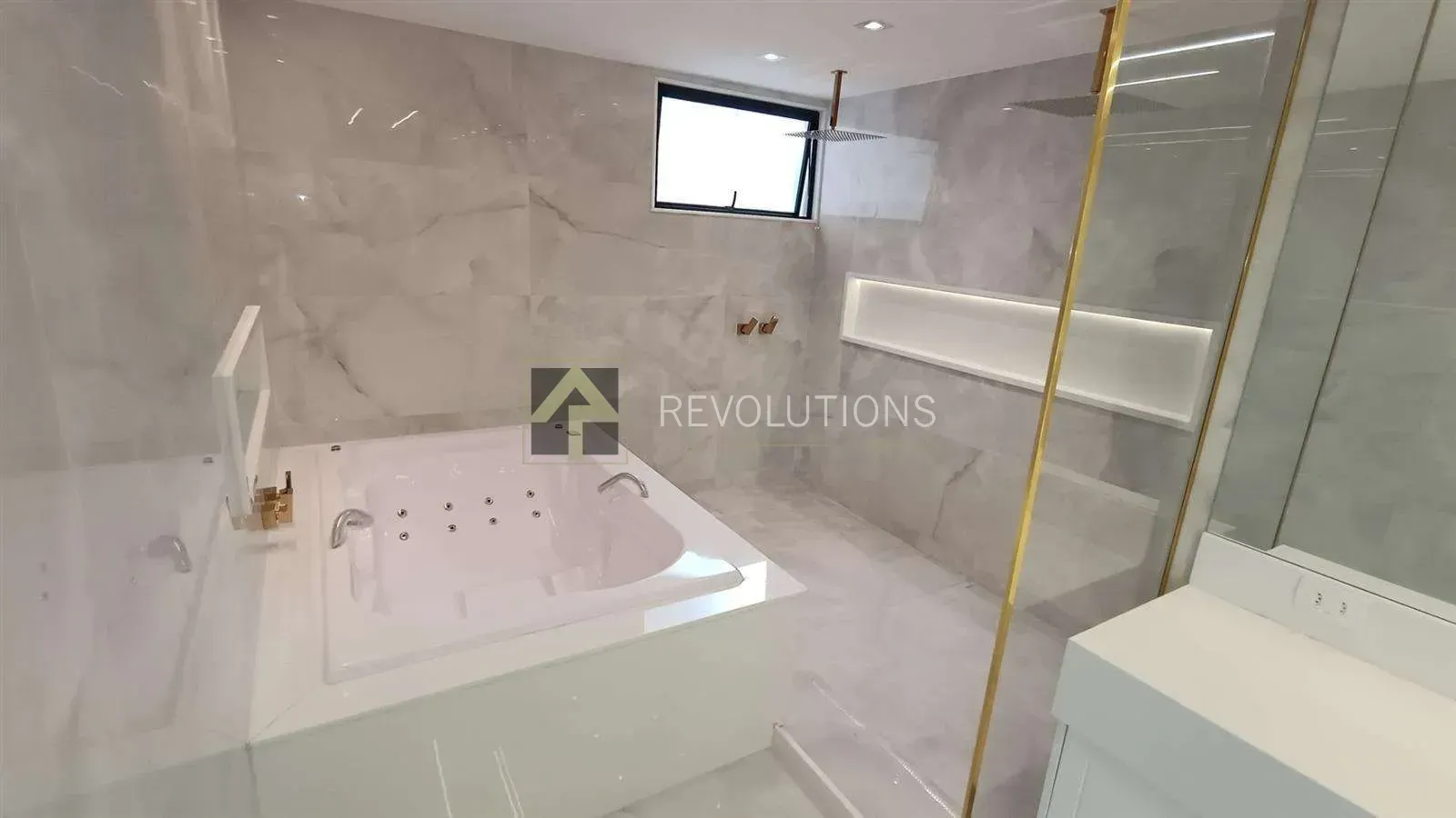 House with 5 bedrooms and 5 en-suites — photo 19