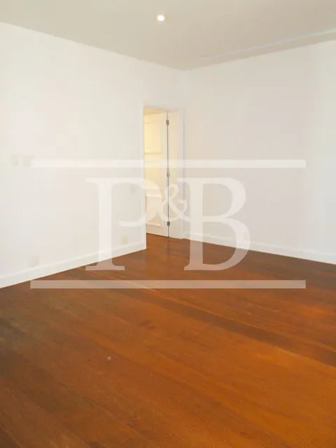 4-bedroom apartment with balcony and floor-to-ceiling windows — photo 14