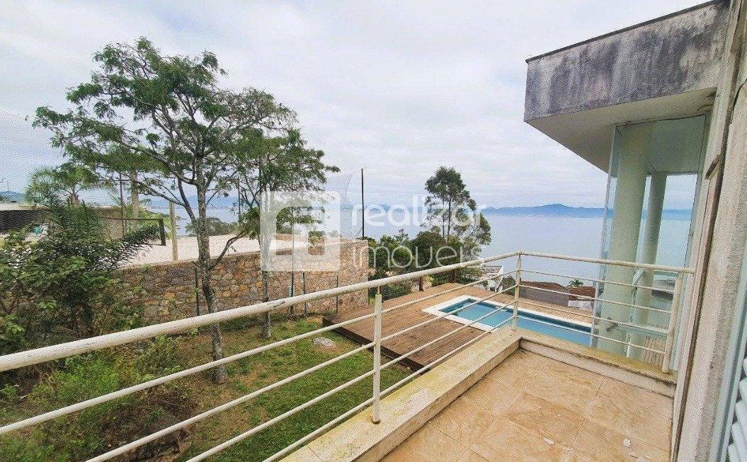 Bañera y 3 dormitorios: casa de 718 m²