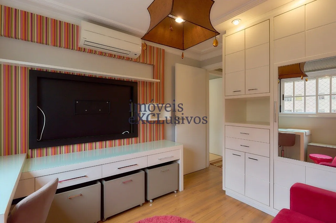 Floor-to-ceiling windows in a 3-bedroom apartment, 146 m² — photo 40
