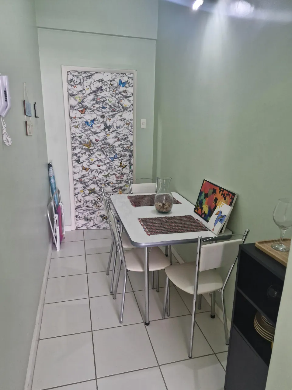 Furnished studio apartment with compact gas kitchenette — photo 2