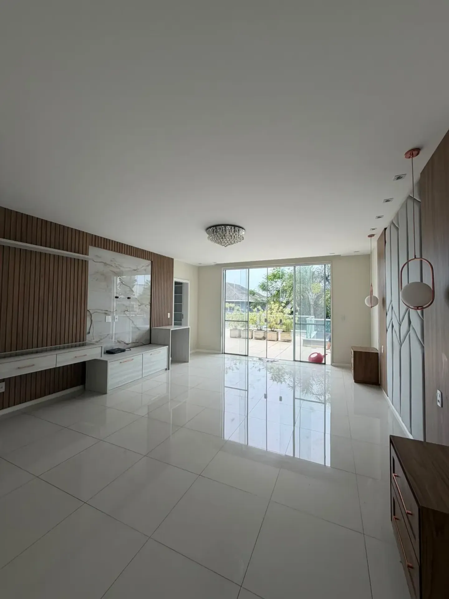 700 m² house with a garden and a bathtub — photo 8