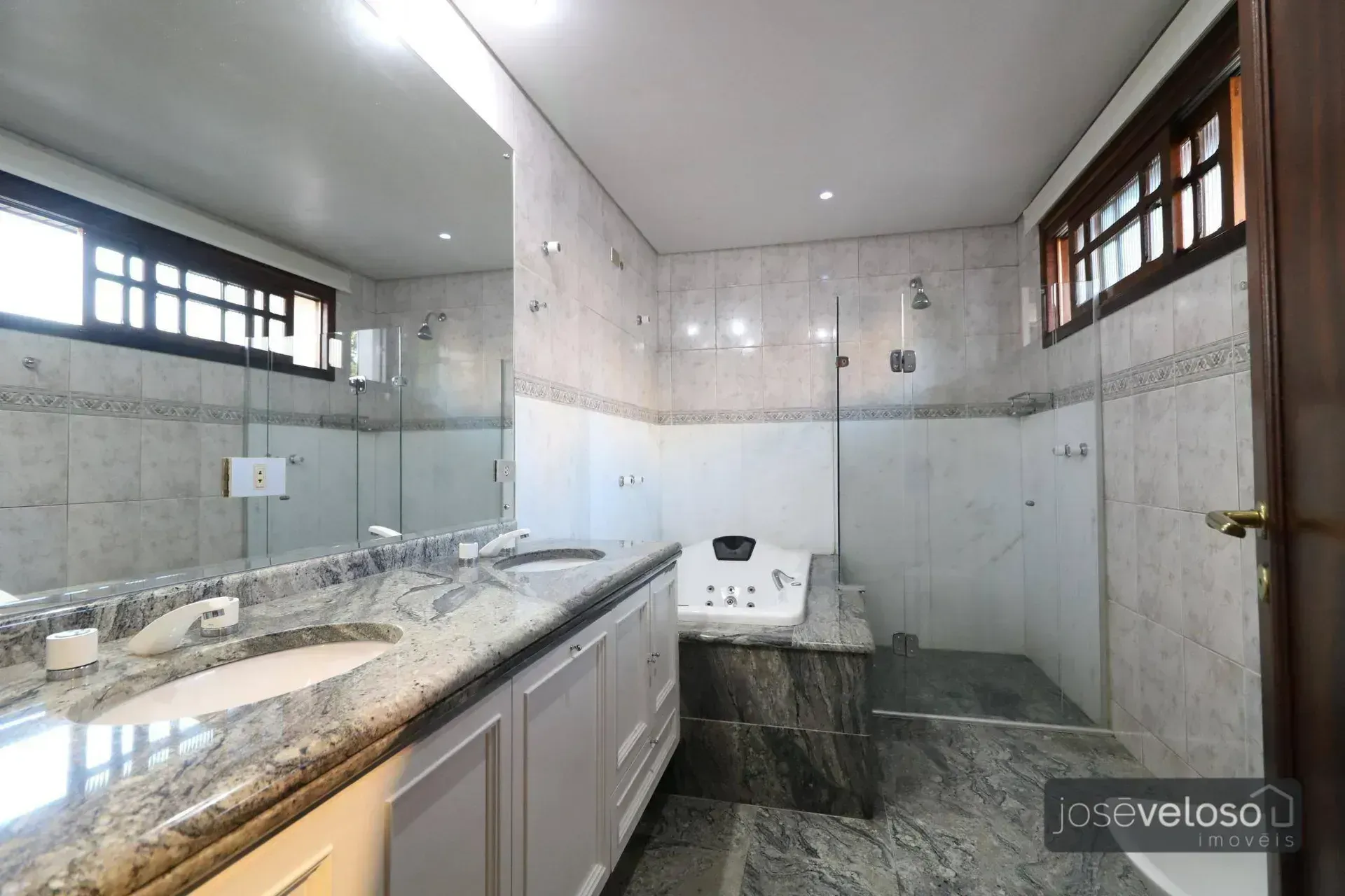842 m² house with 6 bedrooms and a gas stove — photo 24
