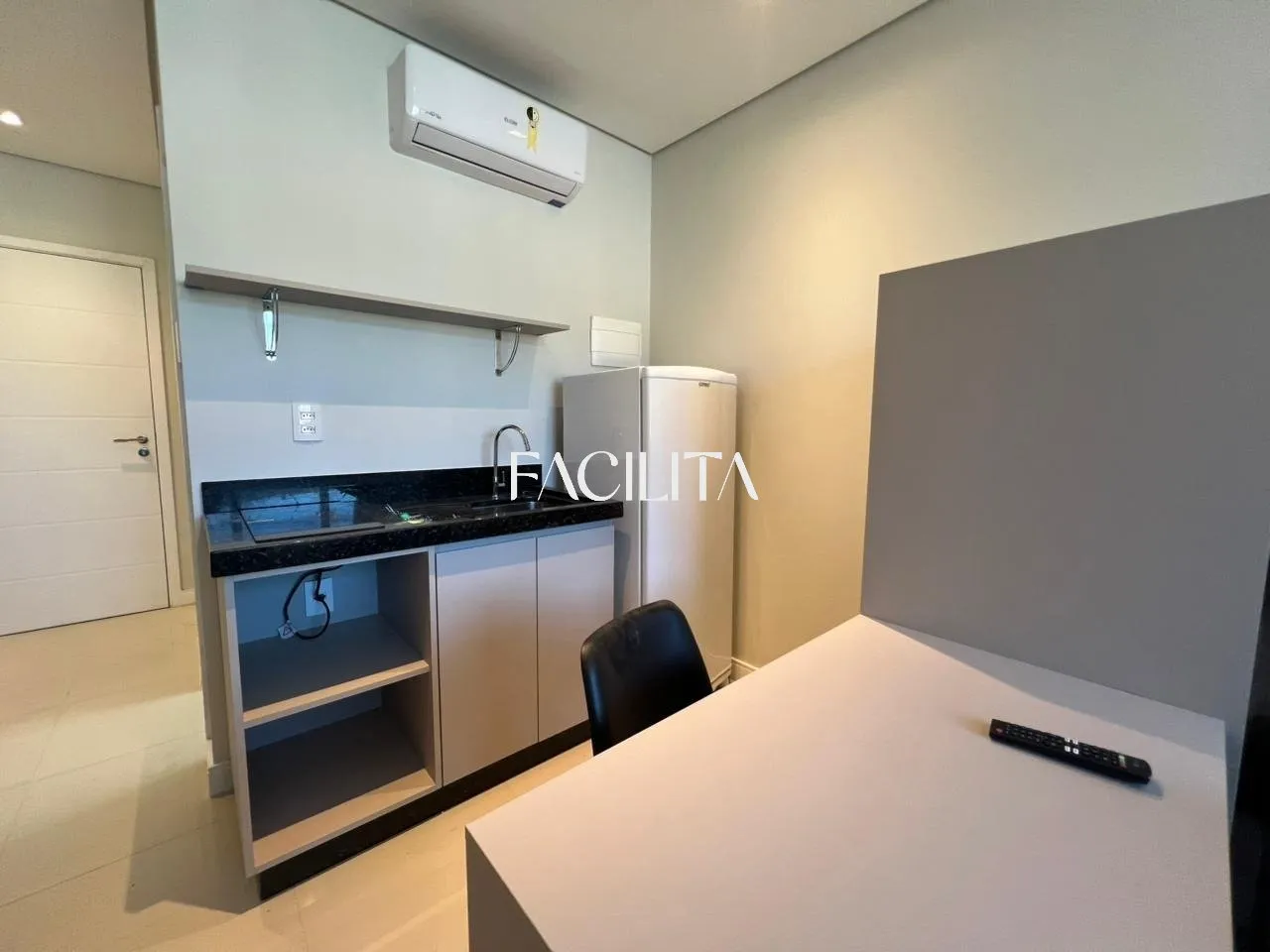 Furnished 20 m² one-bedroom apartment with work corner — photo 6