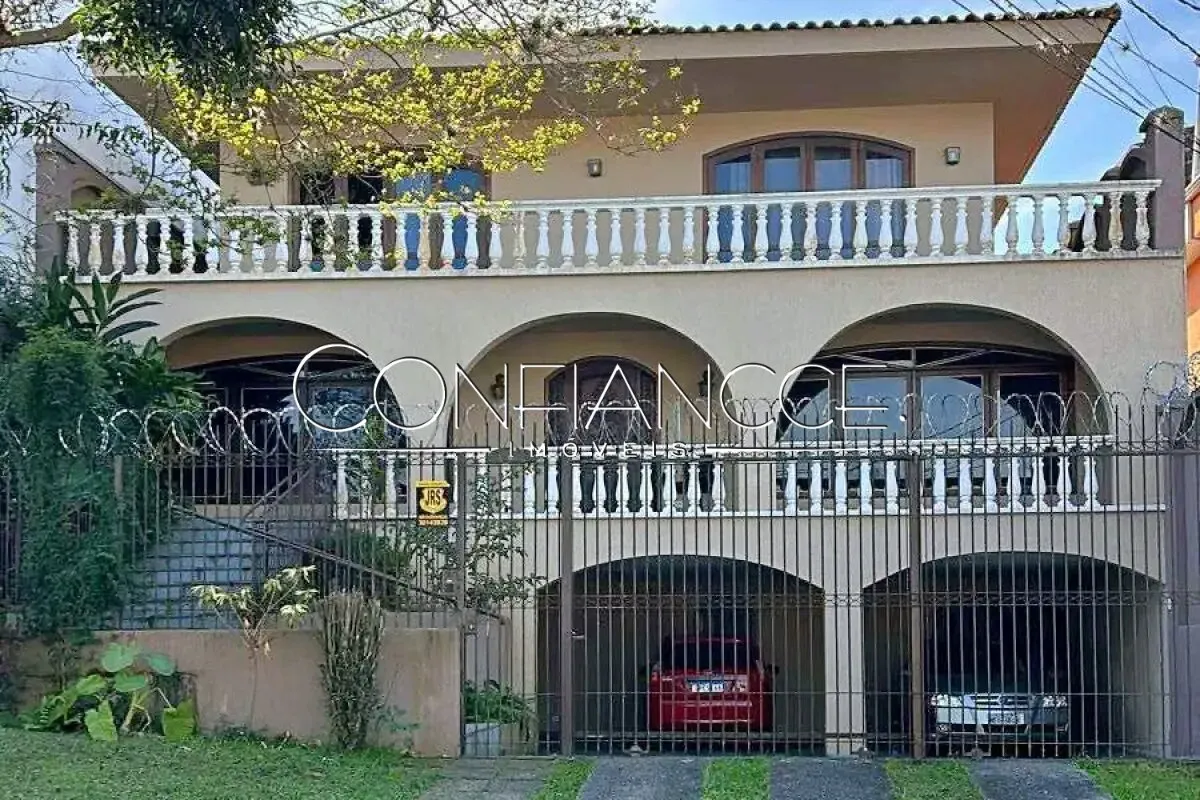House with 8 bedrooms and a private garden