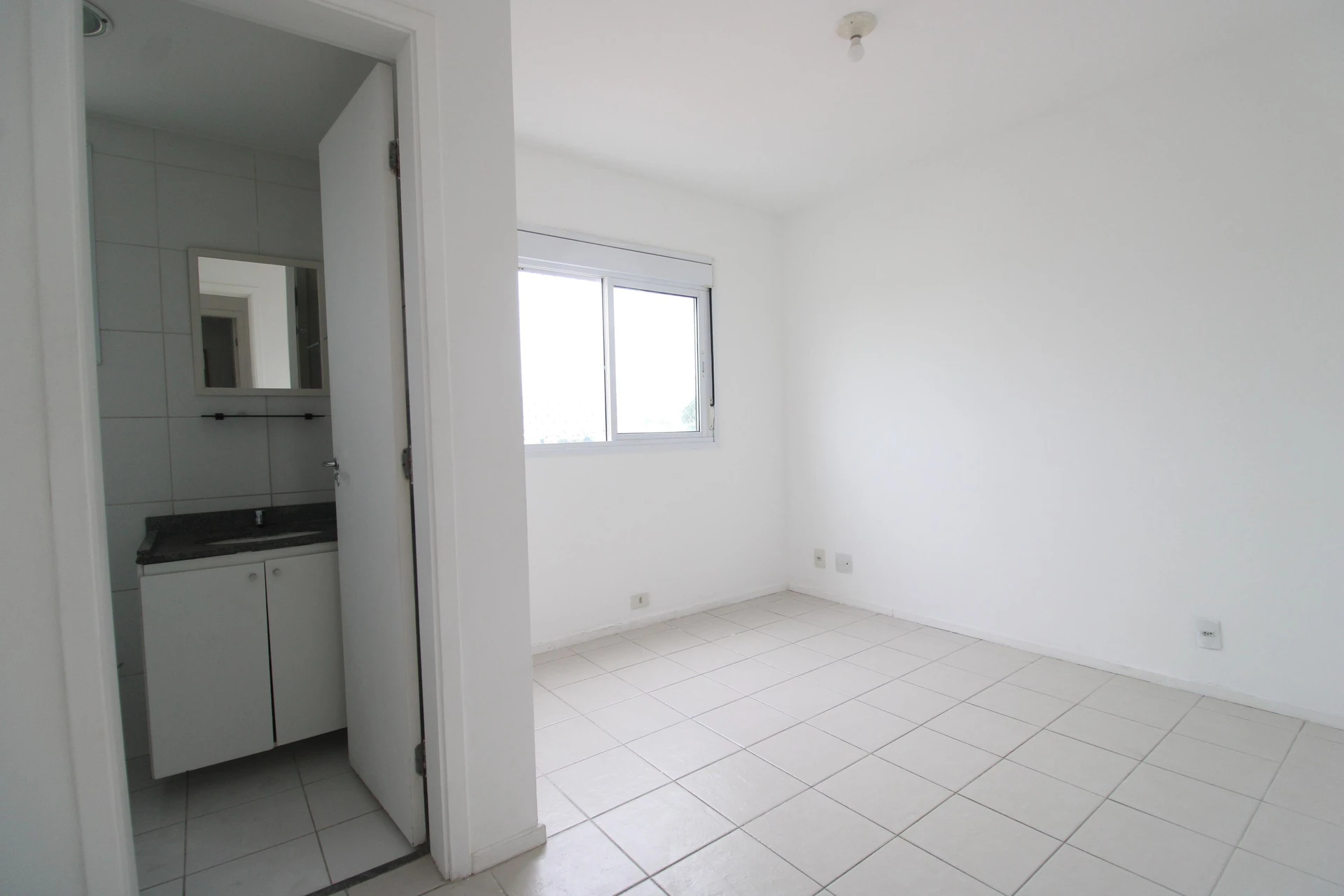 Balcony with a grill in a 3-bedroom apartment, 74 m² — photo 18