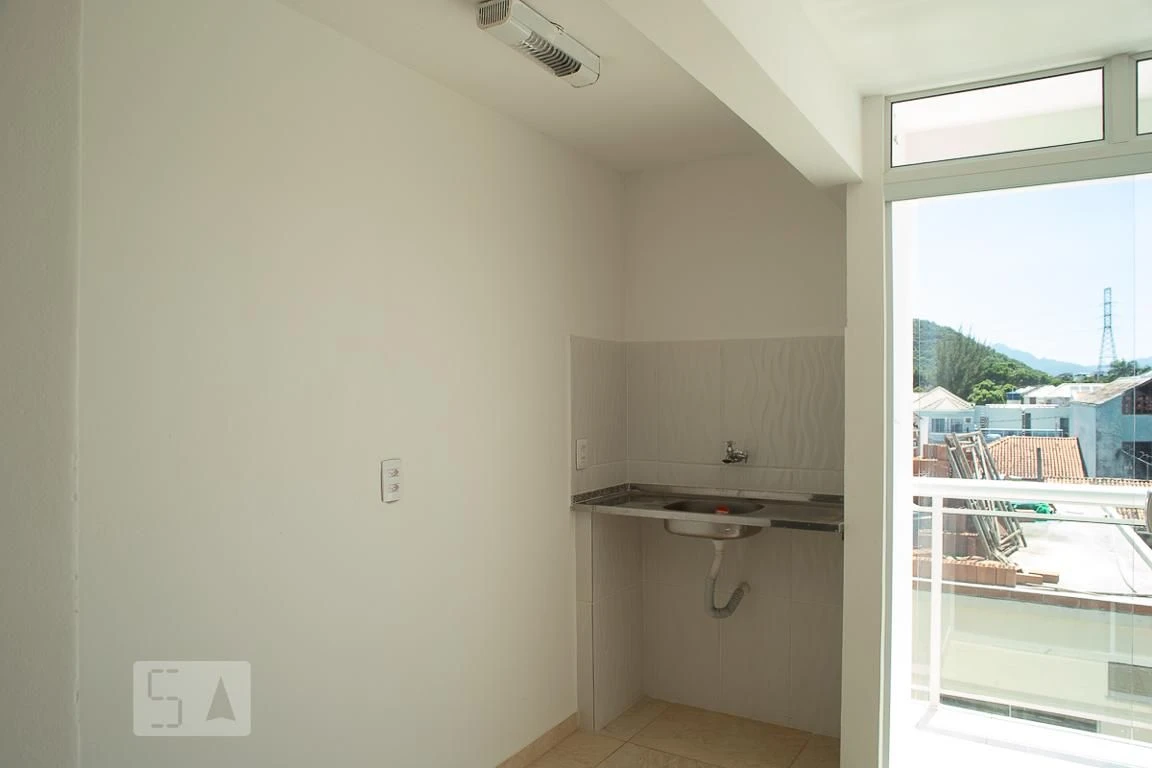 Unfurnished apartment with 2 bedrooms and a balcony — photo 18