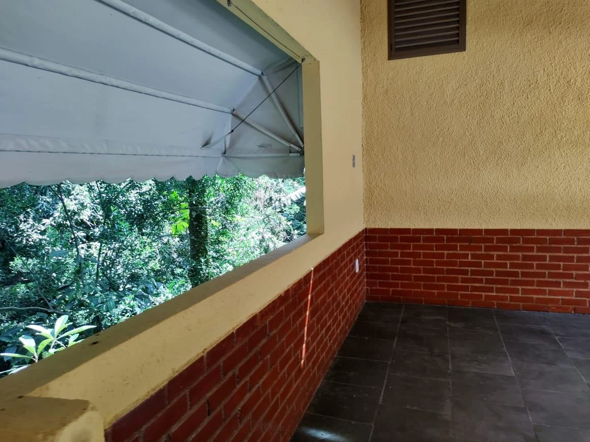 Unfurnished single-story house with 4 bedrooms and 6 baths