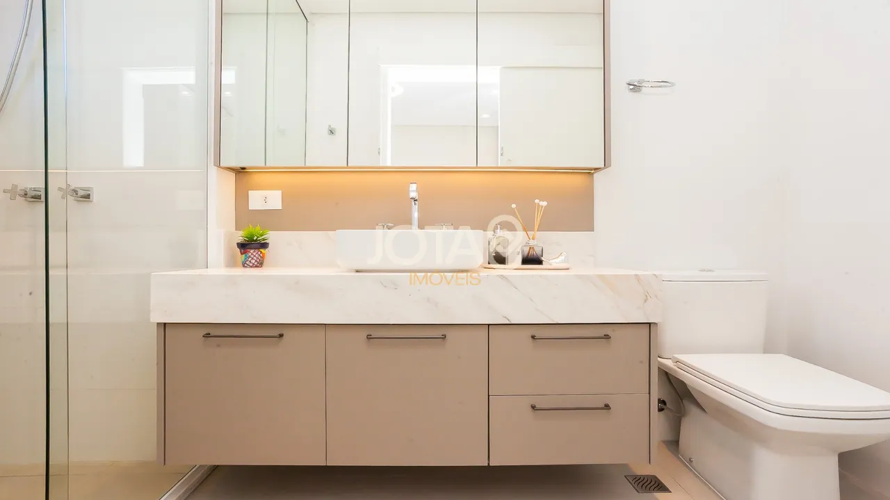 Furnished 220 m² apartment with 3 en-suite bedrooms — photo 15