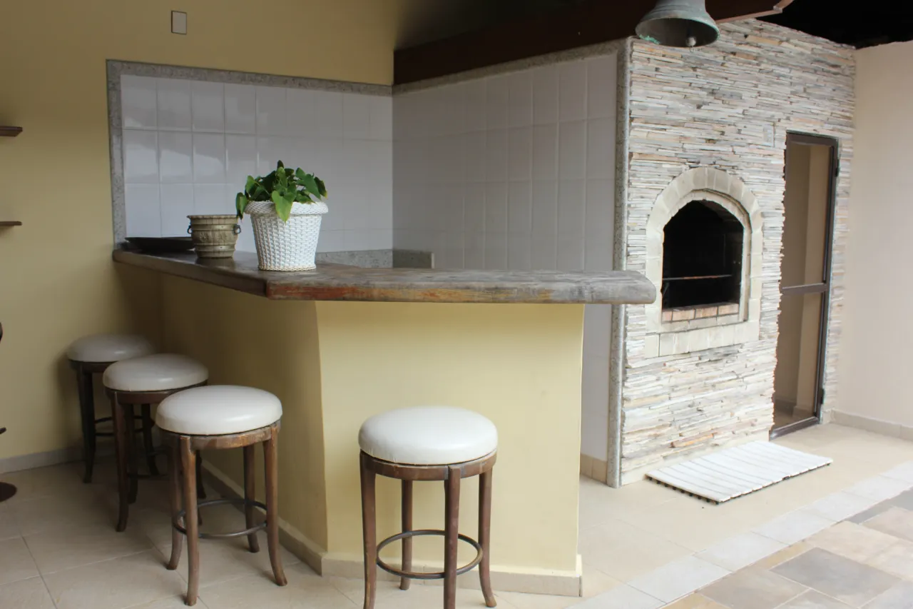 House with 4 bedrooms and 5 bathrooms with gas stove