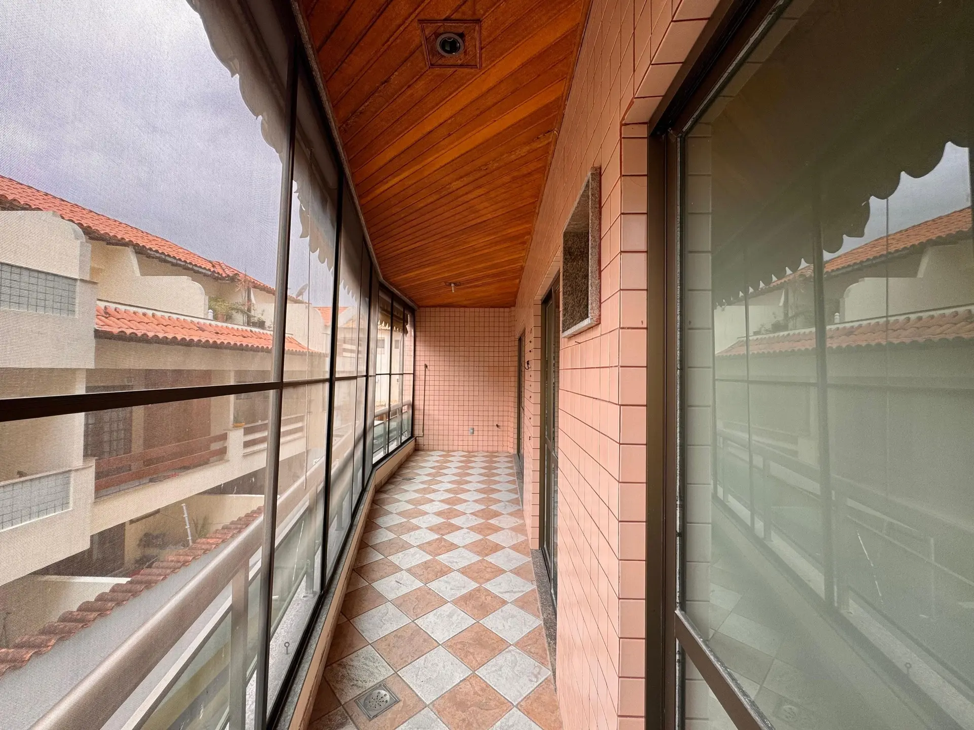 Unfurnished 3-bedroom apartment with enclosed balcony — photo 35