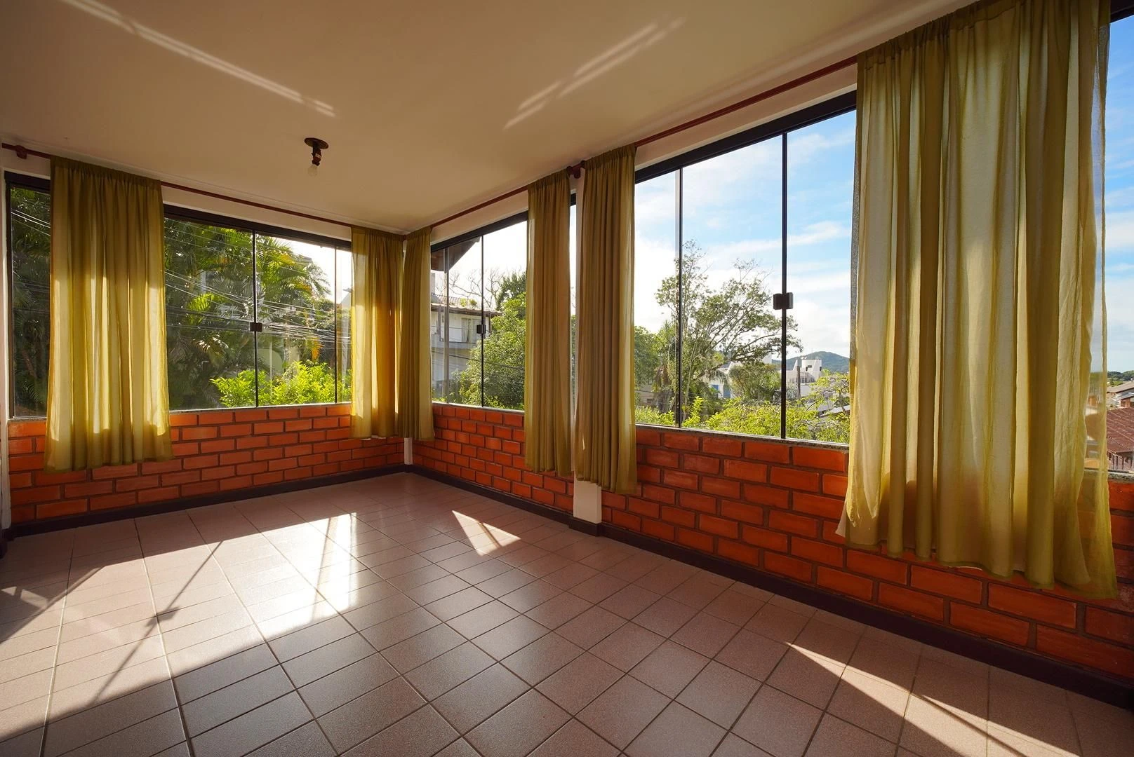 4-bedroom house with a garden — photo 12