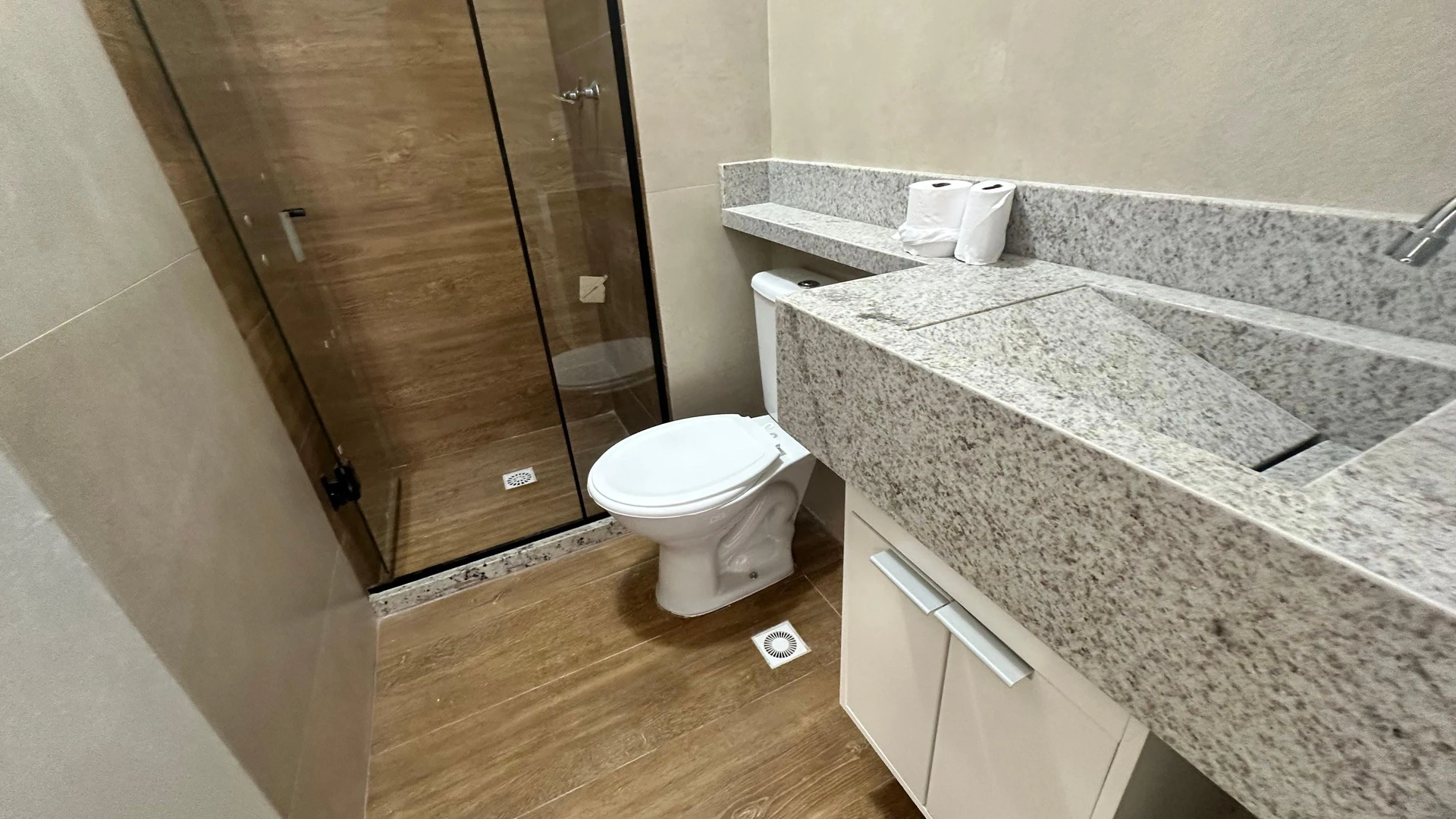 2-bedroom apartment in a building with a gym — photo 2