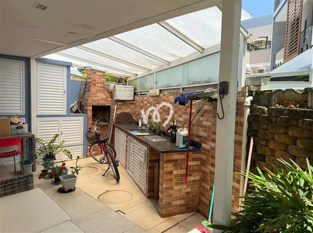 Balcony with a grill in a 5-bedroom house, 280 m² — photo 22