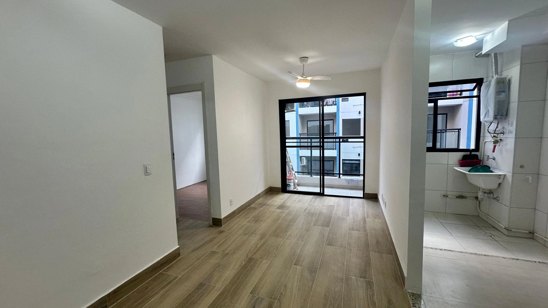 2-bedroom apartment in a building with a gym — photo 9