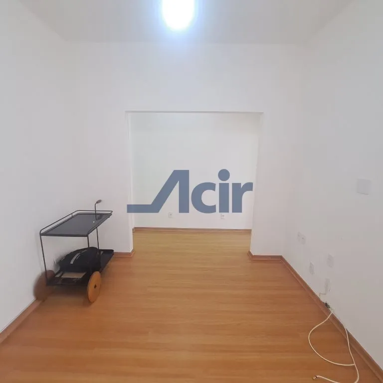 Wood or laminate floors in a one-bedroom apartment, 39 m² — photo 36