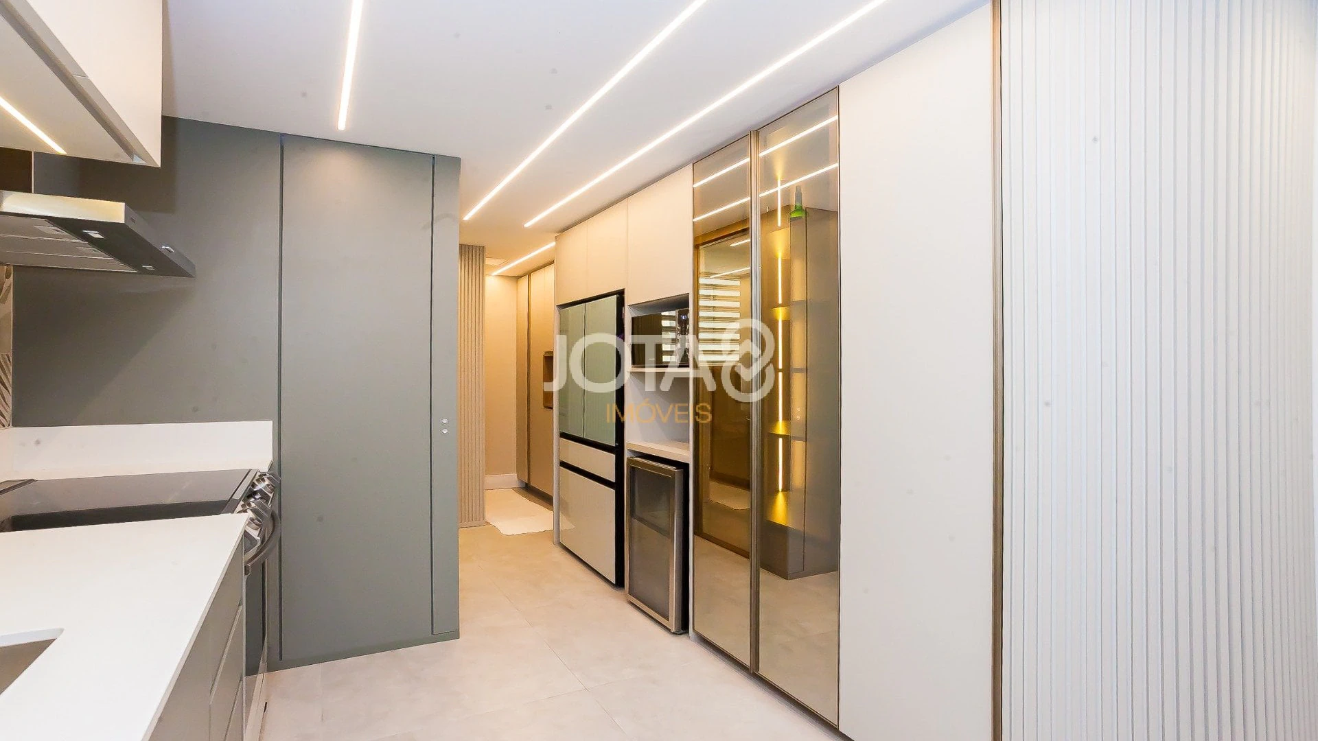 199 m² apartment with 2 bedrooms and a suite, 2 parking — photo 17