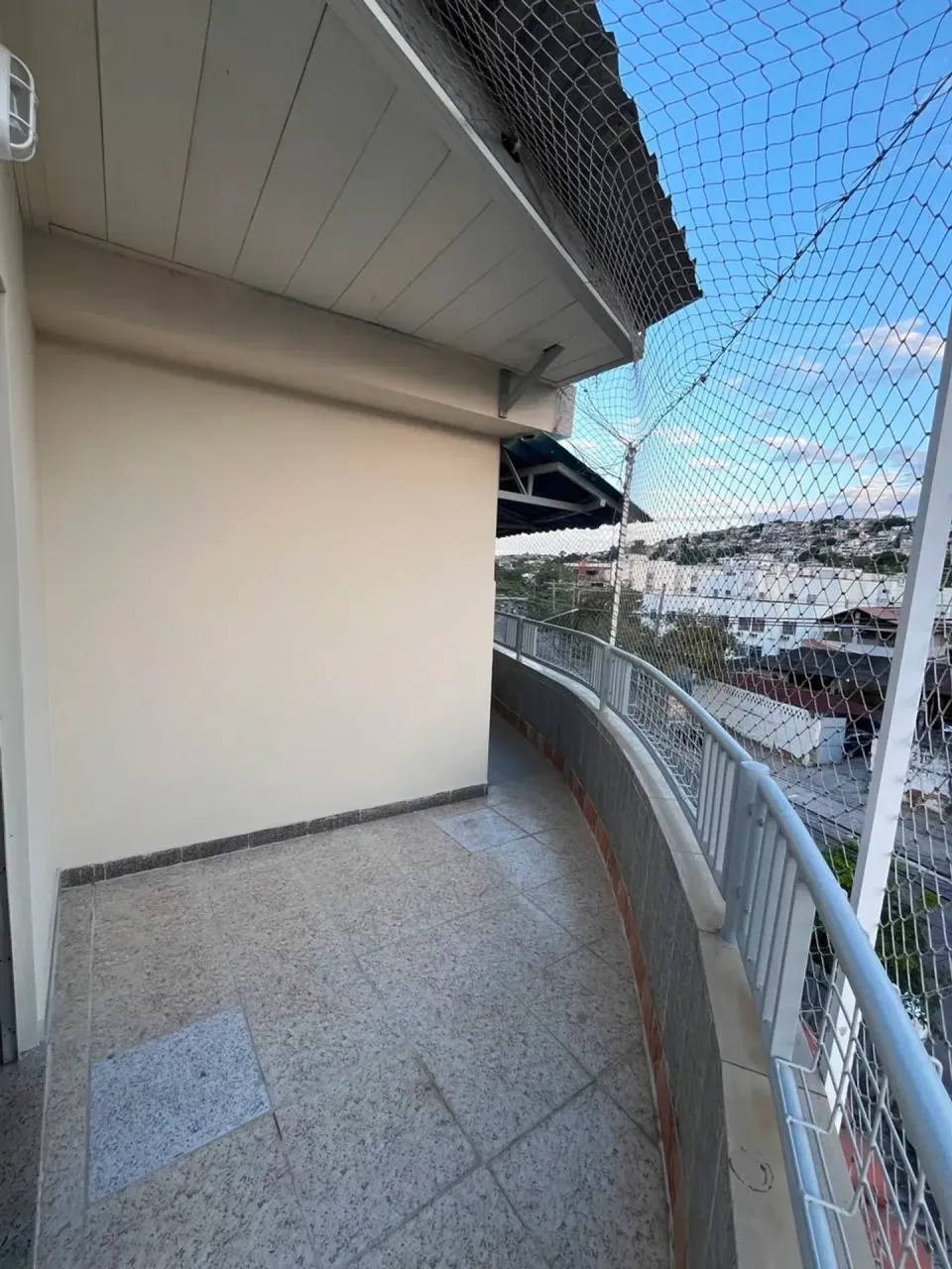 Unfurnished apartment with 2 bedrooms and a terrace