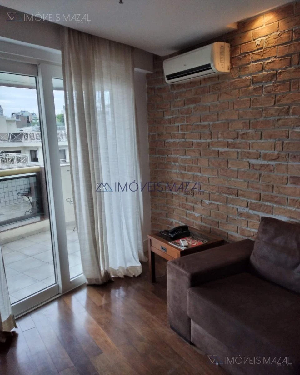 Glass-enclosed balcony in a one-bedroom apartment, 102 m² — photo 25