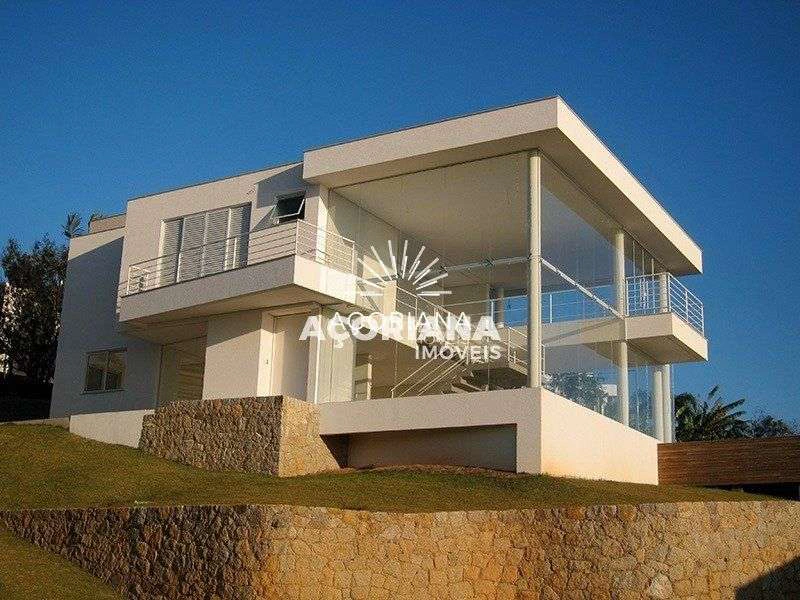 3-bedroom house with 718 m² and floor-to-ceiling windows — photo 4