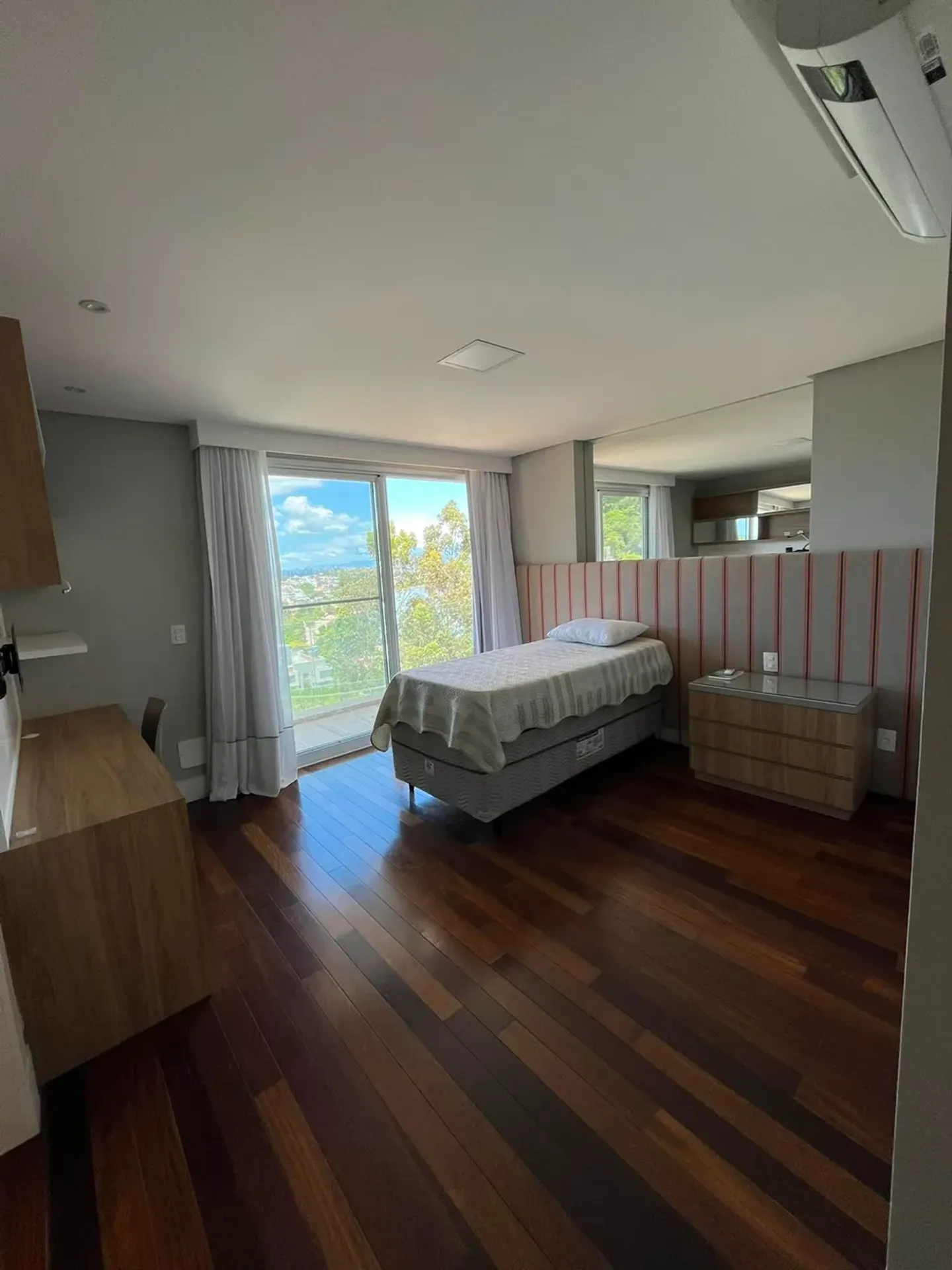 Casa de 1000 m² con vista al agua y chimenea — photo 26